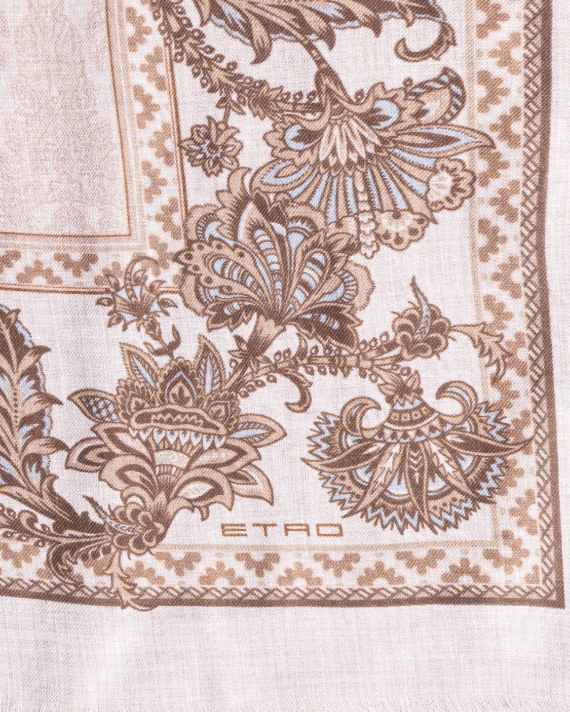 shop ETRO  Sciarpa: Etro sciarpa con medaglione e fiori.
Sciarpa con un motivo medaglioni incorniciato da una fantasia floreale.
Rifiniscono l'accessorio i lati corti leggermente sfrangiati.
Dimensioni: 88 x 180 cm.
Composizione: 100% modal.
Made in Italy.. MATA0050 AK816-X0820 number 5815570